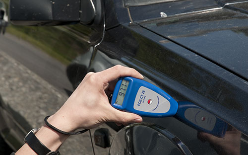 Coating Thickness Meter/Gauge PCE-CT 28 (F/N) determining the thickness of paint.