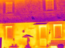 Thermal image of an insulated front compared to an uninsulated front.