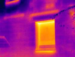 Image of a thermal bridge taken with thermo graphic camera PCE-TC 5.